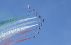Les Frecce tricolori enchantent le ciel de Trani : voici le spectacle vidéo
