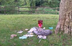 CASCINETTE – Ils pique-niquent puis déposent les détritus sur la pelouse : les citoyens se chargeront de les nettoyer