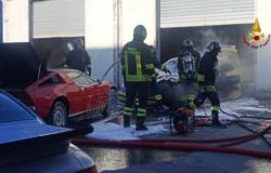 deux voitures dans un entrepôt en feu, un homme impliqué dans l’incendie