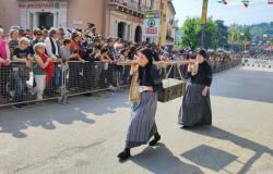 Les porteurs du Comelico parmi les Plumes Noires au Rassemblement de Vicence. Six personnes ont défilé en groupes historiques
