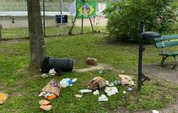 Dégradation de l’eau à Imola : déchets, canettes et éclats parmi les jouets des enfants