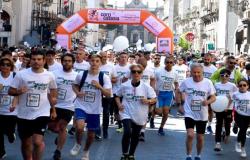 Hier, pour “Corri Catania 2024”, la “rivière blanche” de la course et de la marche a envahi joyeusement la ville