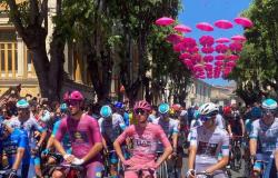 Tout le monde est fou du Giro d’Italia : 30 mille en ville pour la fête rose – L’Aquila