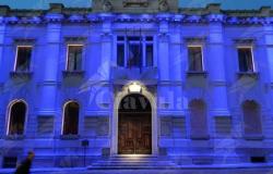 Journée mondiale de la fibromyalgie à Reggio de Calabre, le Palazzo San Giorgio s’illumine en violet