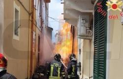 Une fuite de gaz pendant les travaux provoque de fortes flammes : des maisons endommagées et évacuées