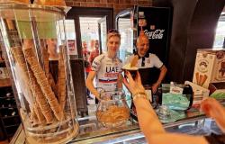 Giro d’Italia 2024 Naples, le maillot rose Pogacar à Sant’Agata de’ Goti pour une glace