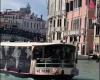 Venise, les militants du climat colorent le Grand Canal en vert et rouge