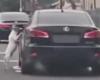La vidéo déchirante et la fin heureuse du chien poursuivant la voiture de celui qui l’abandonnait dans la rue