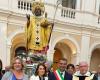 Bari, la statue de San Nicola à la Chambre de Commerce : “Apportez la paix”