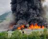 Grand incendie à l’Alpitronic de Bolzano, usine en feu : des rénovations étaient en cours