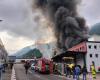 Bolzano, immense incendie dans l’usine de bornes de recharge : espace aérien au-dessus de la ville fermé. «N’ouvrez pas les portes et les fenêtres» – La vidéo