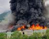 Incendie à Bolzano, flammes au siège d’Alpitronic. La Province : “Aucune substance dangereuse impliquée”