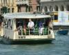 une mère avec un petit enfant donne un coup de pied aux touristes à Venise et se bagarre dans le vaporetto