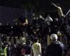 Crotone, les footballeurs “obligés” d’enlever leur maillot : le parquet fédéral enquête