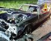Une Camaro vintage prend feu sur l’autoroute : les deux hommes à bord sont sauvés, la voiture est détruite