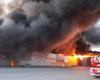 Un méga incendie détruit un centre commercial et un énorme nuage de fumée noire dans le ciel en Pologne
