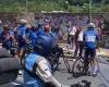 Giro d’Italia Naples, les cyclistes s’arrêtent pour rendre hommage à Sara, une jeune de 21 ans décédée après avoir été heurtée à Bagnoli