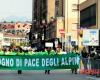 Les troupes alpines défilent à Vicence, des foules applaudissent les plumes noires