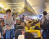 Vol Ryanair Bergame-Majorque surréservé, l’hôtesse offre 250 euros et un voyage gratuit à toute personne descendant de l’avion