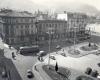 Trolleybus, bâtiments disparus et parterres de fleurs artistiques : Côme vintage en noir et blanc dans le dossier de l’ancien hôtel San Gottardo
