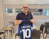 Chemise signée Lautaro Martinez à l’association Gabriele D’Uva. Le geste de l’Inter Club Valdarno au dîner de la deuxième étoile