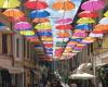“Voici l’art de Mary Poppins.” Le critique Francesco Bonami critique les parapluies colorés de Pietrasanta