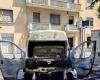 l’incendie a détruit le véhicule. Colonne de fumée entre les bâtiments – Corriere dell’Umbria