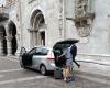Les touristes suisses garent leur voiture devant la cathédrale de Côme. Raison? Pratique pour les bagages