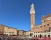 Fête de remise des diplômes universitaires 2024. Célébrations sur la Piazza del Campo pour les presque 800 diplômés de l’Université – Centritalia News