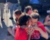 Action Extinction Rebellion au G7 dans les Pouilles : des militants s’enchaînent devant les portes du Media Center de Bari en raison de la crise écoclimatique