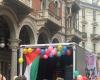 Turin Pride 2024, le cortège a commencé : Vladimir Luxuria et le maire Lo Russo au premier rang. Le drapeau palestinien apparaît également