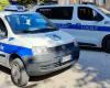 Un homme ivre attaque 4 agents de la circulation de Fano : arrêtés. Le maire : «Nous adopterons de nouveaux outils»
