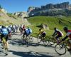 Agordo, force le barrage routier et accable trois cyclistes engagés dans la Dolomiti Race: «Je suis en retard pour la messe»