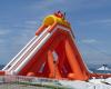 L’édition 2024 du terrain de jeu de Vallecrosia Beach est en cours et le retour du toboggan aquatique de 50 mètres est en cours