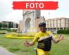 Le sauveteur italien porte l’uniforme jaune et rend hommage au Tour de France