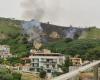 Incendie à Naples, colline en feu sur la liaison Soccavo-Pianura : maisons menacées