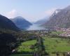 Le lac vert émeraude enfermé entre Côme et la Suisse : reprise des circuits aquatiques parmi des vues à couper le souffle