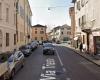 Il se gare via Trieste à Mantoue et s’évanouit, un artisan de 59 ans décède à l’hôpital