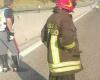 Chauffeur de camion piqué par une Vespa alors qu’il roulait sur l’autoroute, accident choquant et effrayant entre Senigallia et Marotta. L’intervention de l’ambulance aérienne a été annulée. Voici ce qui s’est passé