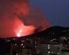 Maxi incendie sur la colline Camaldoli à Naples, nuit d’incendie et peur pour les maisons : la piste est malveillante. L’Ermitage dégagé, les religieuses évacuées