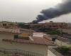 Guidonia, haute colonne de fumée noire : flammes à proximité d’un entrepôt