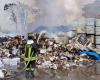 Positano News – Entrepôt de construction en feu à Aversa, six équipes de pompiers en action. Dépose une plainte contre des inconnus