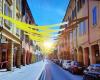 Là où passe le Tour de France à Bologne, les rues sont déjà colorées en jaune