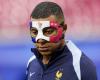 Le masque tricolore français que Kylian Mbappé portait pour s’entraîner après s’être cassé le nez