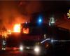 Grand incendie dans un entrepôt industriel à Ancône. Les pompiers au travail pendant près de 24 heures