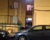 Fémicide à Cagliari, le mari poignarde à mort sa femme : scène muette devant le juge d’instruction