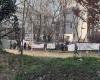 L’escorte devant la maison des conseillers de Bologne, les menaces de mort pour le chantier d’une école – La vidéo