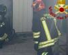 Incendie dans une entreprise de fleurs artificielles à Lecce : une voiture également détruite