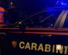 Modena, un nouveau conducteur ivre au volant, s’arrête dans la rue et s’endort : rapporte un jeune de 22 ans