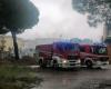 Flammes dans la via Primo Maggio à Tavarnelle, sur le lieu de l’incendie : entre pompiers, autorités municipales, badauds…